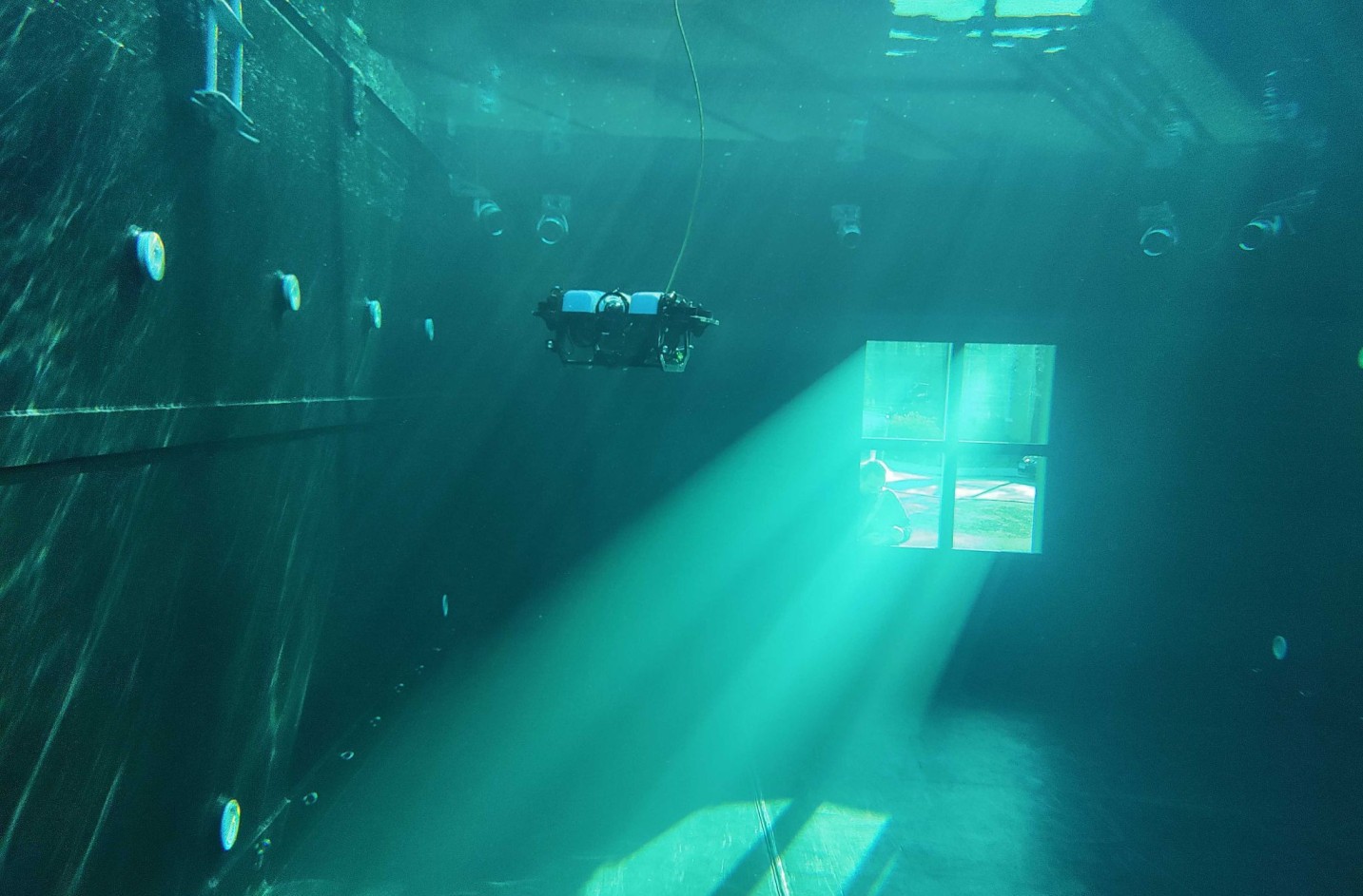Thumbnail for the thesis proposal Experimental Evaluation of Vision-Based Formation Control for Underwater Robots